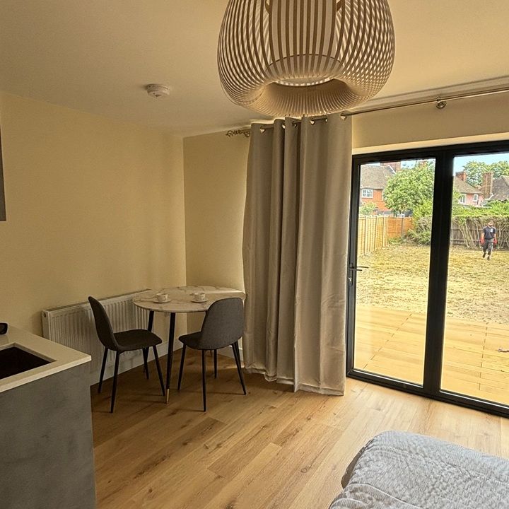 Studio Flat, The Curve, W12 - Photo 1