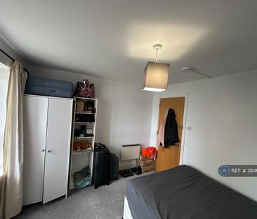 1 bedroom in a flat share to rent - Photo 3