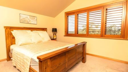 Exquisite 4-Bedroom Manor with Stunning Bush Views in Lucas Heights - Photo 5