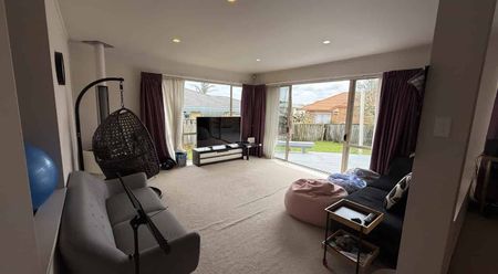 4 Bedroom Family Home - West Harbour - Photo 5