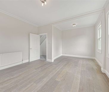 Two bedroom splits level apartment refurbished throughout. - Photo 4