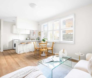 Charming One-Bedroom Apartment - Photo 2