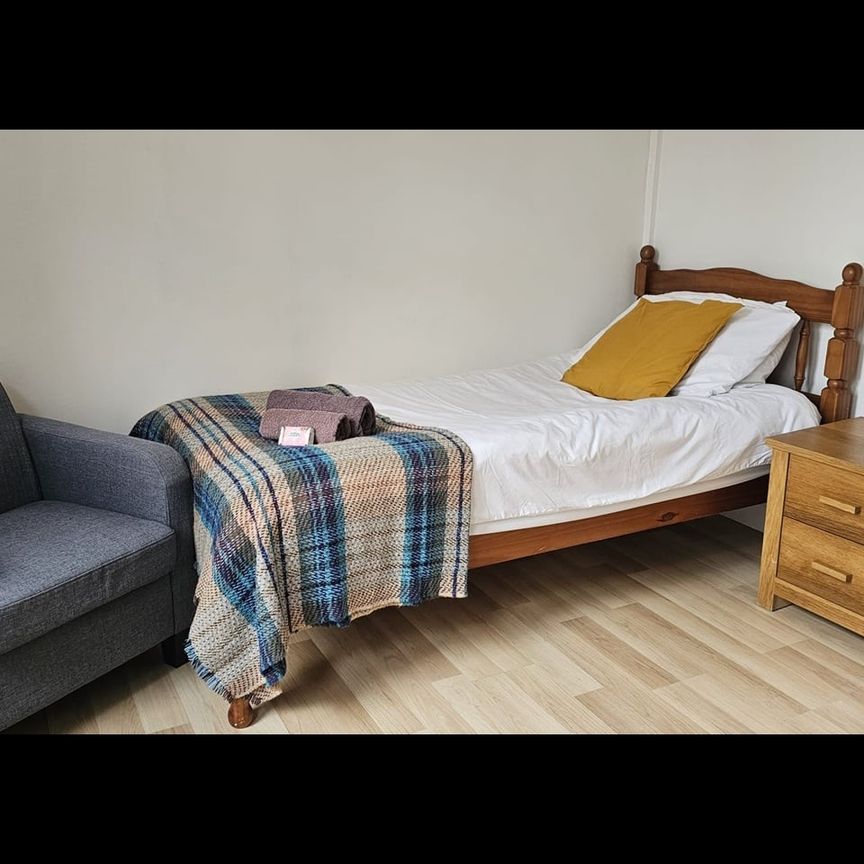 Room in a Shared House, Bath Road, RG1 - Photo 1