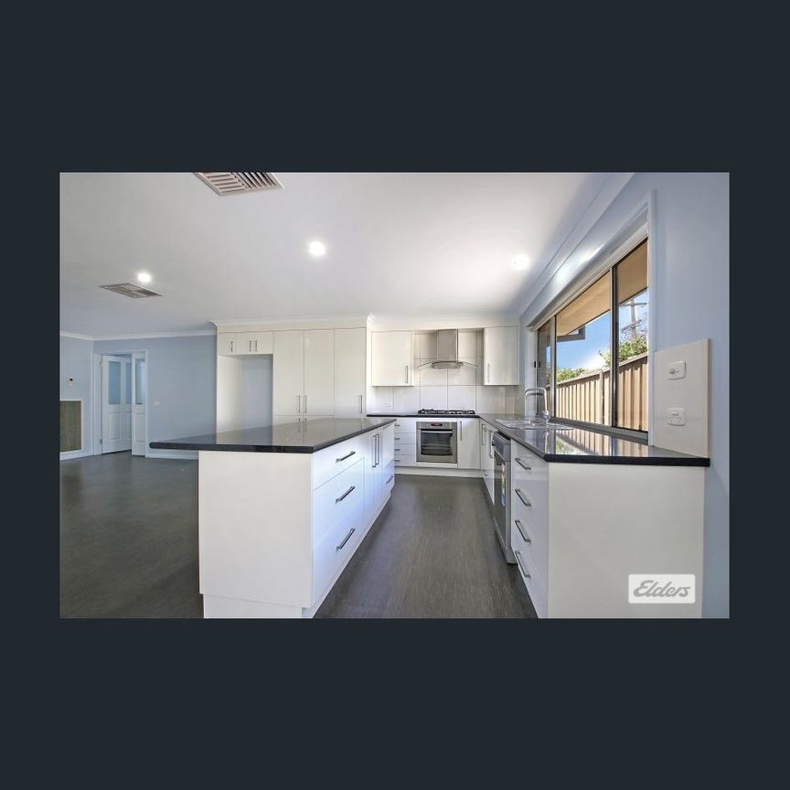 Large 5 Bedroom Home - Photo 1