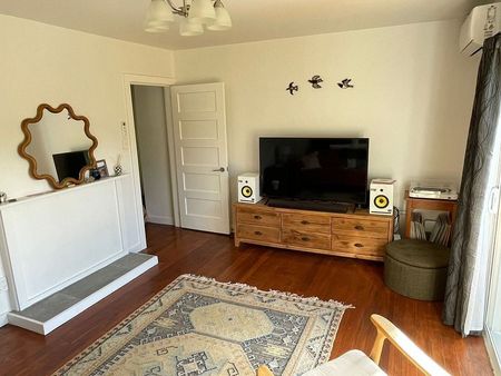 Charming 3BR Home with Garden Views and great sun - Photo 2