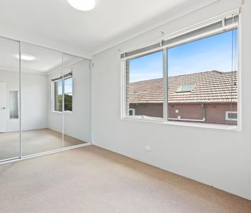 Light & Bright, Spacious Three-Bedroom Duplex with Lock-Up Garage - Photo 2