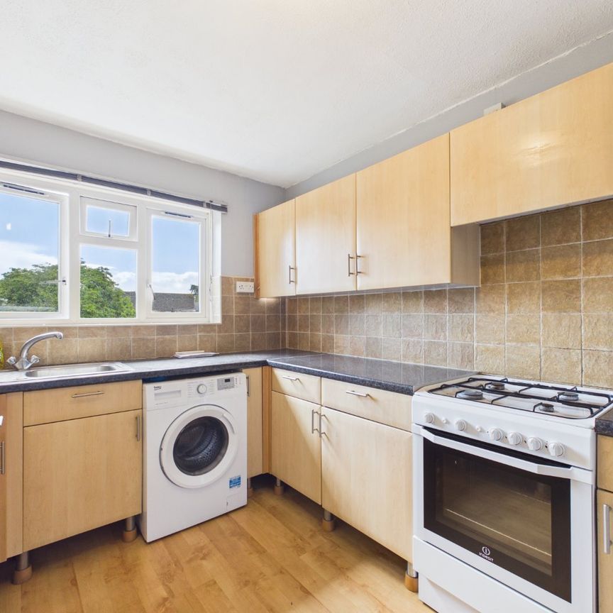 2 bedroom Maisonette in Queens Close, Windsor - Photo 1