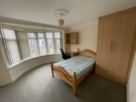 6 bedroom semi-detached house to rent - Photo 4