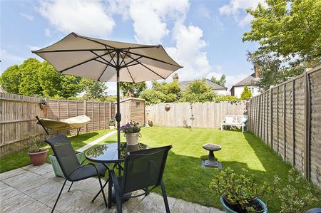 A modern semi-detached two bedroom house, conveniently located for Godalming town centre and Farncombe mainline station. - Photo 5