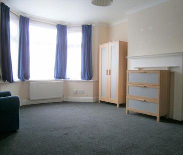 4 bedroom semi-detached house to rent - Photo 3