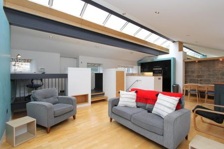 1 bedroom mews to rent - Photo 2