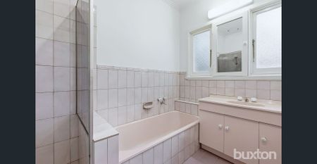 Sun-Filled 3 Bedroom Family Living in a Parkside Cul-de-Sac - Photo 4