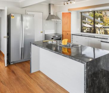 Spacious Three Bedroom Home! - Photo 4