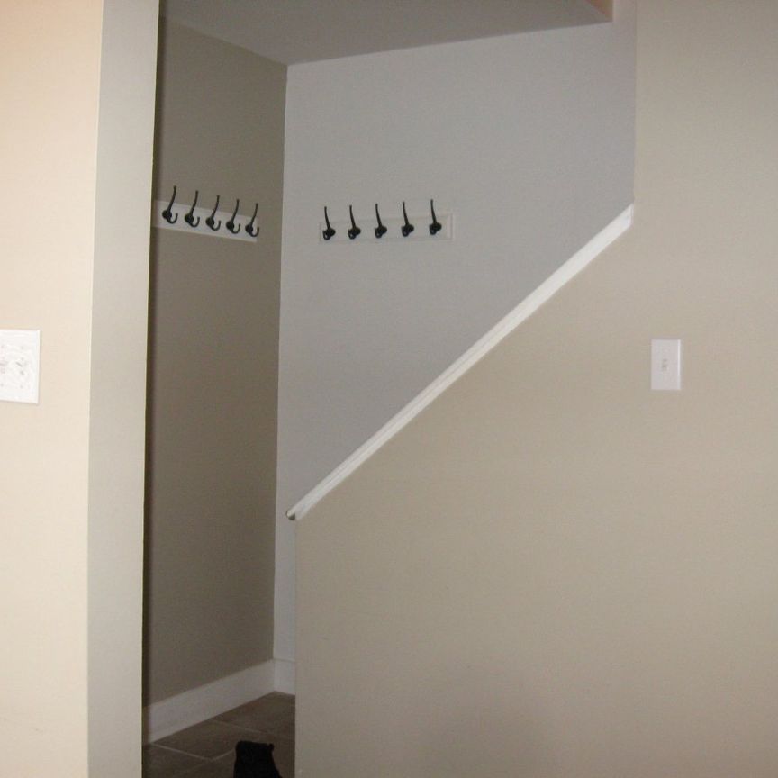 AMAZING LOCATION! 2 BEDROOM TOWNHOUSE! MAINTENANCE FREE! - Photo 1