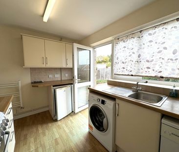 Bungalow to rent on - Photo 5