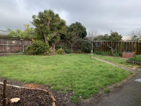 Family Living in the Heart of Stoke - Photo 2