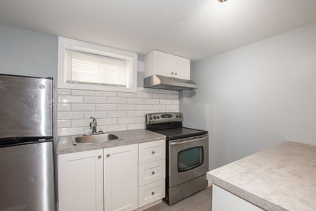 **BEAUTIFUL** 3 Bedroom Lower Unit in Thorold!! - Photo 5