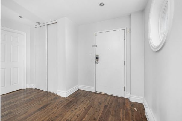 880 Rue St-Antoine E. - Photo 1