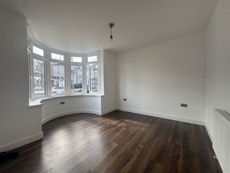 4 Bed Terraced House, Movers Lane, IG11 - Photo 4
