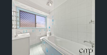 Charming Three Bedroom Family Home! - Photo 5