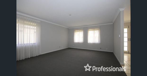 Elegant Double-Storey Home in Prestigious Pelican Point! - Photo 1