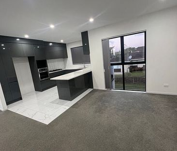 4 Bedrooms + Double Garage - Prime Location - Photo 3