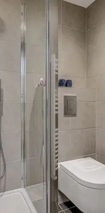 2 bedroom flat in London - Photo 2