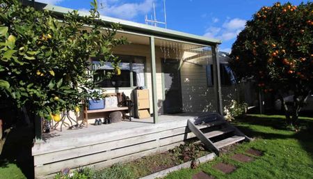 Cute and Private Two Bedroom House - Photo 4