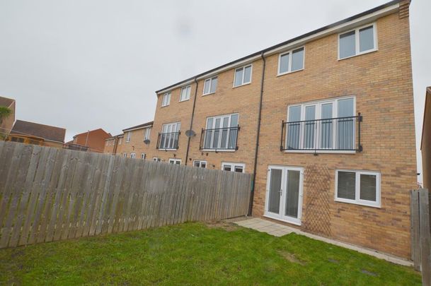 4 bedroom townhouse to rent - Photo 1