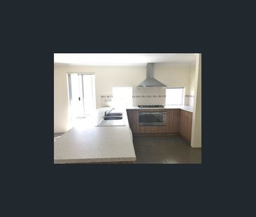 Freshly Painted & New Carpets - Photo 4