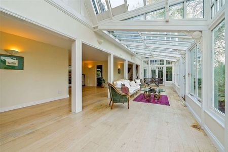 This stunning riverside property sounds ideal for those looking to enjoy the beauty of the River Thames - Photo 3