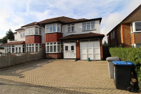 4 bedroom semi-detached house to rent - Photo 4