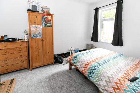 5 bedroom semi-detached house to rent - Photo 4