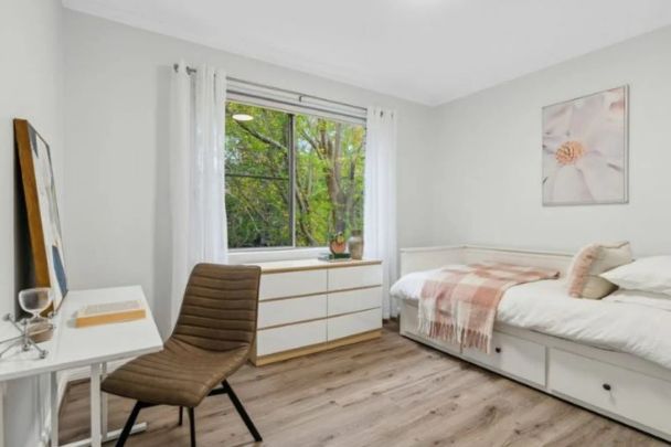 Peaceful serenity with urban convenience - Photo 1