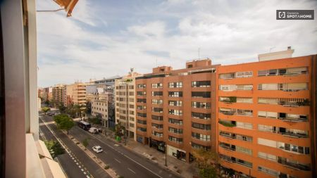 Room for rent in 7-bedroom apartment in Mestalla - Photo 5