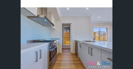 Family Home for Rent Close to Rockbank Train Station ! - Photo 5