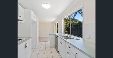 BIG COURTYARD ENERGY IN A BOUTIQUE COMPLEX - Photo 5