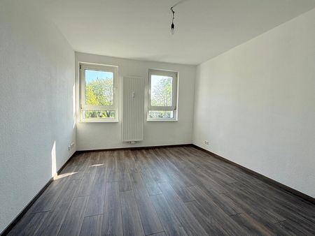 Schicke und renovierte 3-Zimmer-Wohnung in zentraler Lage mit Außenstellplatz! - Photo 3