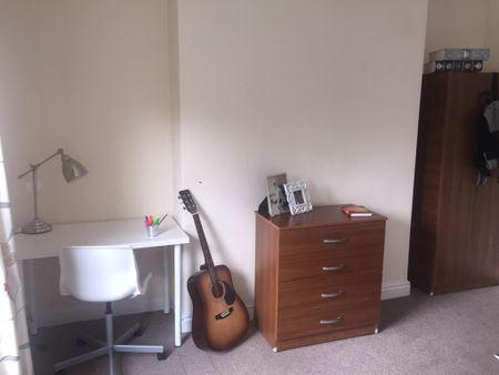 2 Bedroom Terraced To Rent in Lenton - Photo 4