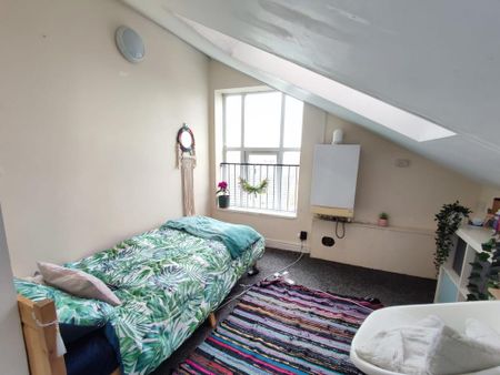 4 bedroom flat to rent - Photo 2