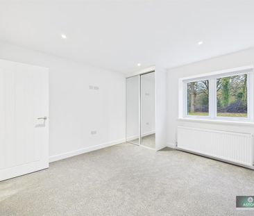 Old Hollow, Worth, Crawley - Photo 1