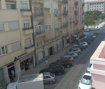 Room in a shared 6-bedroom apartment for rent in Lisbon, professionals and students only - Photo 4