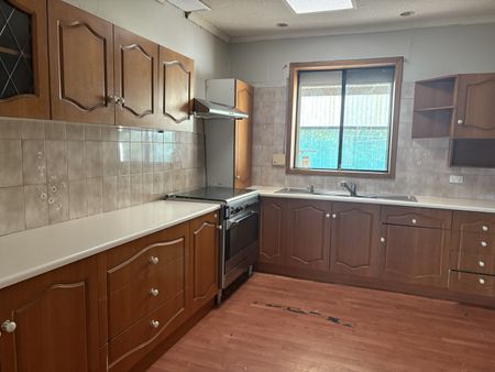 Cosy 3-Bedroom Home with Garage in Davoren Park - Photo 2