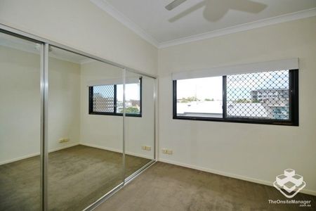 Perfect location in Toowong, Top notch garden, furnished two bedroom apartment - Photo 5