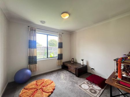 Family-Friendly Home with Modern Kitchen and Secure Parking - Photo 4