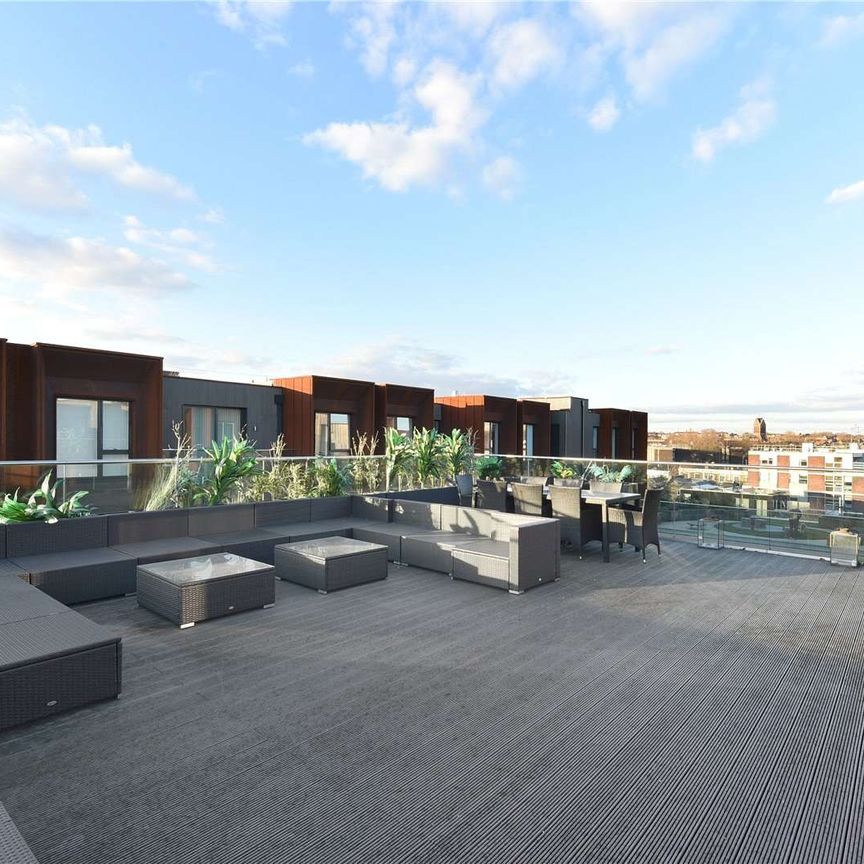 Two bedroom, two bathroom penthouse apartment with a wraparound roof terrace with panoramic views of London. - Photo 1