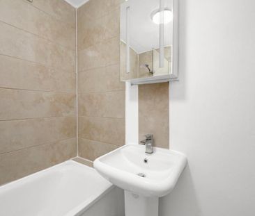 3 bedroom flat to rent - Photo 6