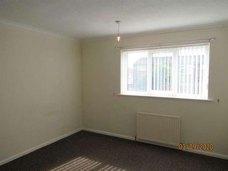 Holmsley Field Lane, Oulton, Leeds, LS26 - Photo 3