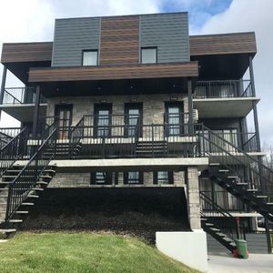 Superbe logement 3 1/2 + bureau à St-Nicolas, 1ier étage, climatisé, 2 STATIONNEMENTS EXTÉRIEURS INCLUS, LIBRE LE 1ier décembre 2025. - Photo 2