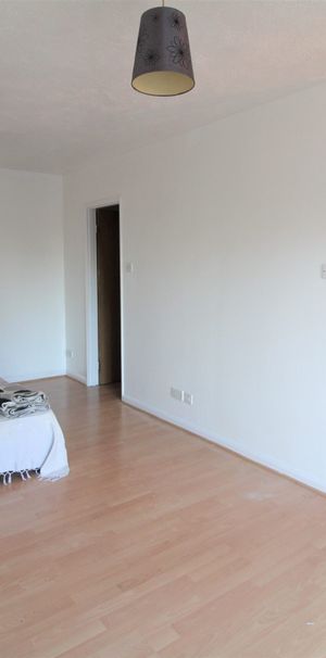 Brendon Close, Hayes - Photo 1